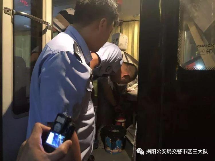 潮汕一校車被舉報！為了趕時間便逆向行駛的行為讓人后怕！