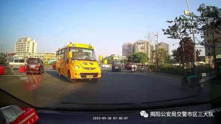 潮汕一校車被舉報！為了趕時間便逆向行駛的行為讓人后怕！