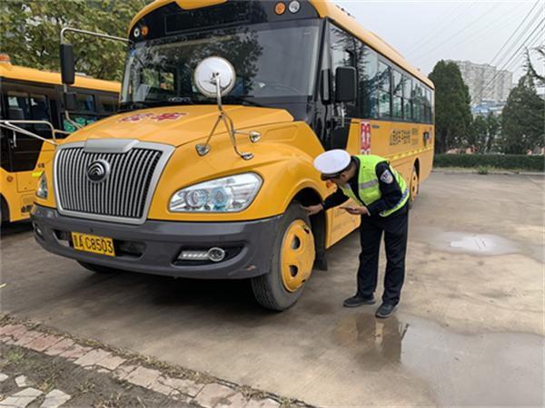 陽泉交警一大隊民警深入轄區瑞吉歐幼兒園檢查校車安全