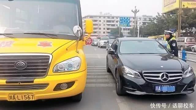 交警提醒：對著校車鳴喇叭打閃光燈，記6分罰200元！