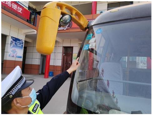 臨渭交警交斜中隊對轄區校車進行審驗督促