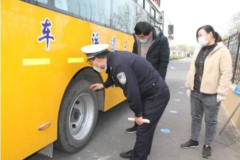 確保學(xué)生坐上“安全車”和“放心車” 高密市校車安全管理大練兵