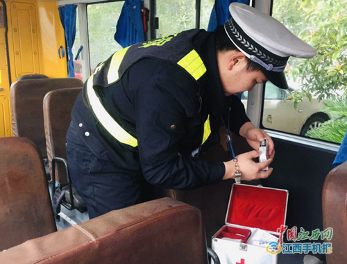 宜春交警直屬三大隊開展校車安全檢查迎復學（圖）