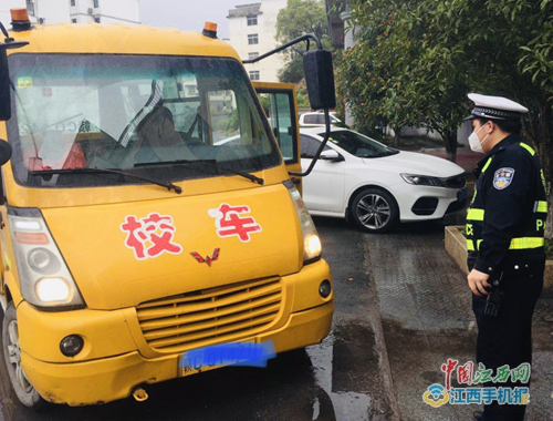 宜春交警直屬三大隊開展校車安全檢查迎復學（圖）